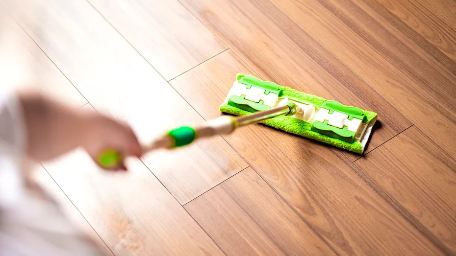 Curăță eficient podeaua cu ulei esențial. Iată ce pași trebuie să urmezi