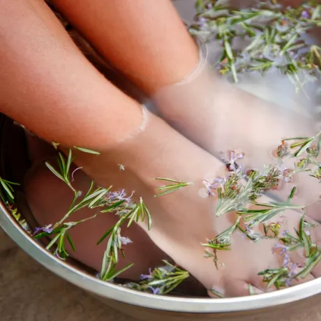 Remediile naturale care ar putea ajuta în cazul ciupercii unghiei. Ce spun specialiștii despre eficiența lor
