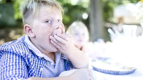 Otrava din farfurie. Alimente care duc la obezitate infantilă! Substanța poate fi regăsită inclusiv în carne și ouă