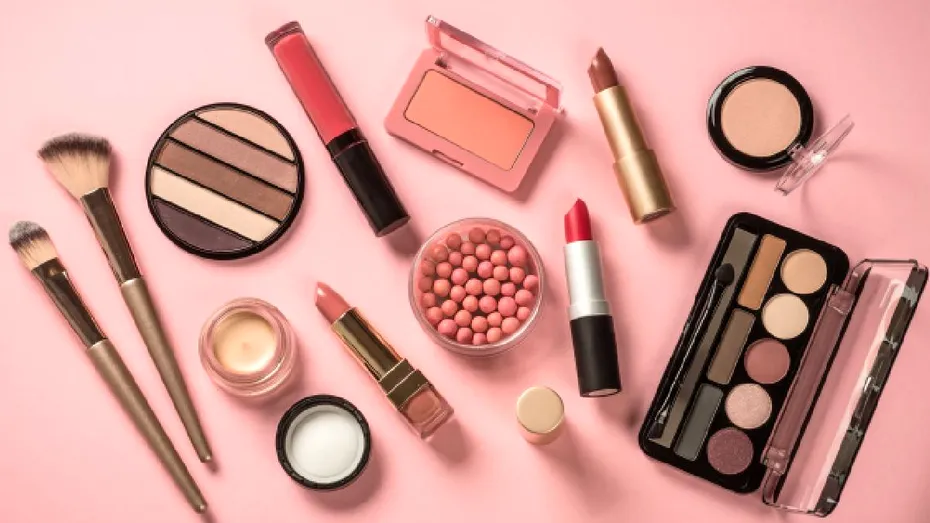 Cream blush, cream bronzer și cream highlighter: de ce produsele cremoase domină machiajul