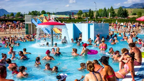 Avertismentul medicilor pentru bolnavii de cancer: Baia în piscină sau în mare, o sursă de infecție!