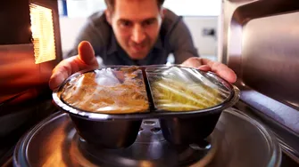 Nu mai încălzi mâncarea la microunde în acest recipient! O face toxică