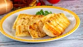 În ce trebuie să ții brânza halloumi înainte de a o găti pentru a ieși crispy și rumenă. Un chef a dezvăluit un secret care-i îmbunătățește gustul