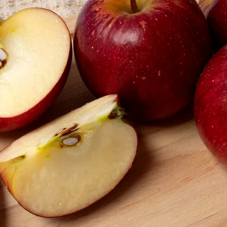 Cum să oprești merele să se înnegrească după ce le feliezi. Trucul simplu din bucătărie