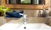 La ce folosește, de fapt, a doua gaură a chiuvetei din baie? Nu are rol decorativ