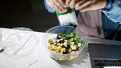 3 sosuri versatile care transformă orice salată: rețete simple pentru mese sănătoase și variate
