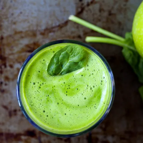 Te simți balonată, obosită sau cu pielea ternă? Încearcă acest suc verde anti-inflamator, corpul îți va mulțumi!