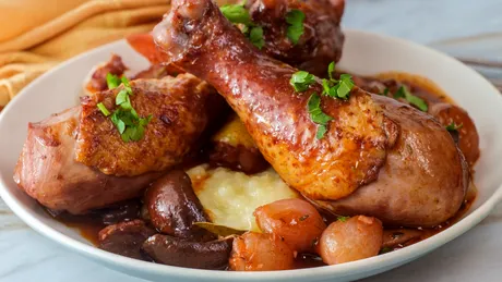 Coq au vin - rețeta de pui cu vin roșu pe care o vei adora!