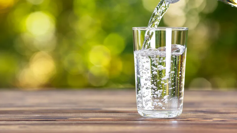 4 motive pentru care este important să bei multă apă când ești la dietă