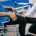Părul mai rar de pe picioare poate ascunde o problemă de circulație. Ce alte semne nu trebuie ignorate