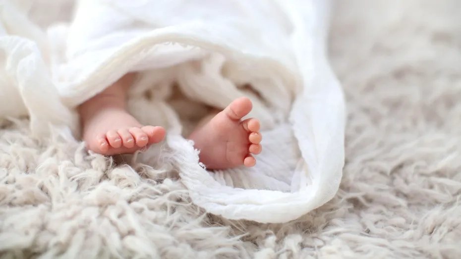 Înfășarea bebelușului: cum se face corect, care sunt riscurile dacă îl înfășăm prea strâns