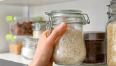 De ce să pui orez crud în frigider. Trucul simplu care te ajută să păstrezi alimentele mai proaspete