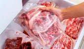 Cum dezgheți carnea de porc în numai 10 minute. Ai nevoie de doar două oale cu apă!