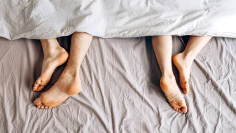 Fenomenul „sleep divorce”: de ce tot mai multe cupluri aleg să doarmă separat