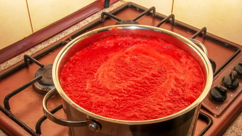 Cum se face sucul de roșii pentru iarnă - REȚETA. Condimentul care îi dă un gust nemaipomenit