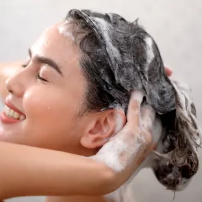 Greșelile frecvente din rutina de spălare a părului! Clătirea corectă, un pas esențial pentru sănătatea podoabei capilare