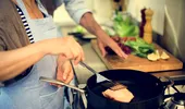 Gătești în acest mod? Obiceiul banal care poate crește riscul de cancer