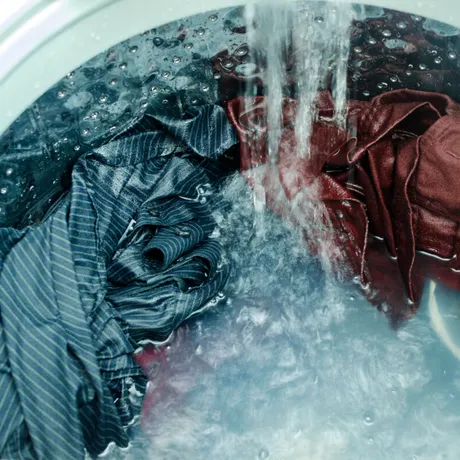 Ce faci când hainele intră la apă. Soluții simple care chiar funcționează oricând!