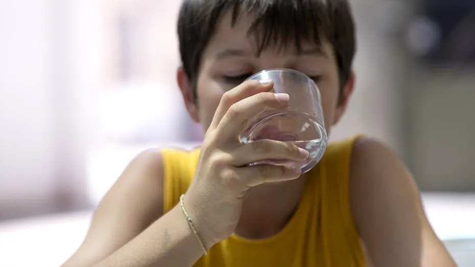 „Băiatul meu nu a mai băut un pahar cu apă de 5 ani. Nu sunt îngrijorată”. Cum reușește această mămică să-și țină copilul hidratat