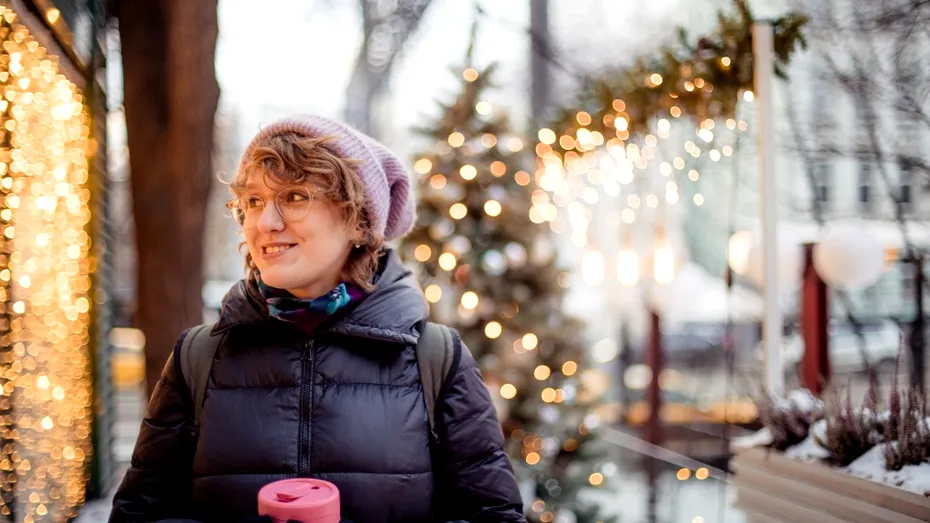 Ai băut prea mult la masa de Crăciun? Vezi câți pași îți „șterg” caloriile din pahar