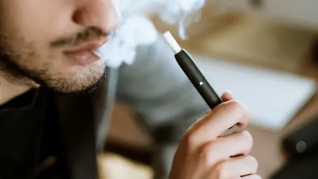 Guvernele își schimbă atitudinea față de produsele fără fum ca alternative la fumat
