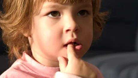 Cum dezvatati copilul de suptul degetului