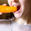 Mestecatul: gestul simplu care poate susține digestia și sănătatea creierului