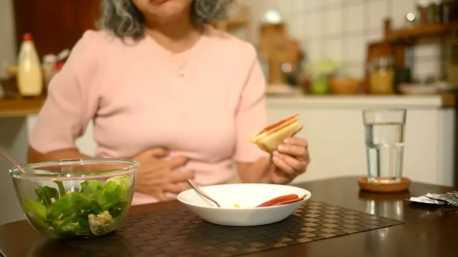 De ce te doare burta după ce mănânci salată? Alimente care pot produce disconfort