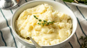 Piure de cartofi pufos. Un singur ingredient îi dă și un gust savuros! Rețeta completă