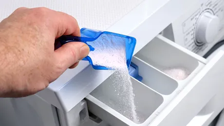 Nu scoți sertarul de detergent al mașinii de spălat după spălare? Greșeala pe care mulți o fac și care îi poate îmbolnăvi grav