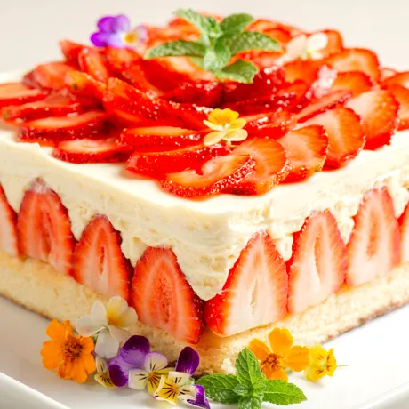 Desertul ideal al verii. Cum prepari o prăjitură pufoasă cu căpșuni din câteva ingrediente