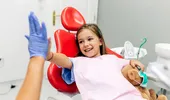 5 lucruri pe care le poți face pentru a-ți ajuta copilul să își depășească frica de dentist