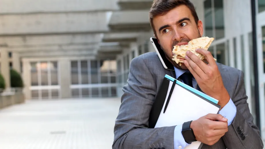 Mănânci pe fugă? Află cum îți afectează sănătatea acest obicei