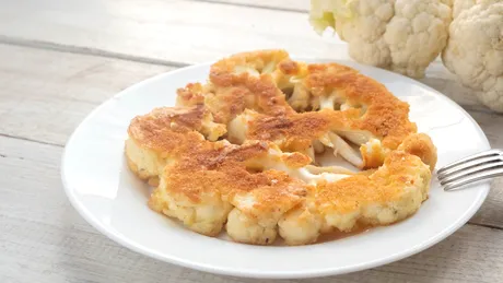 Rețetă de post: șnițele din conopidă la cuptor. Fără ulei sau ouă, sățioase și crocante!