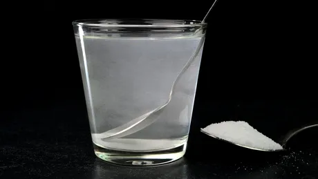 Spălarea cu apă sărată – metoda naturală de curățare a colonului care promite un reset fizic, mental și emoțional. Iată cum să o faci corect