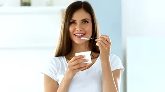 Consumul de iaurt ar putea ajuta la prevenirea unor boli grave. Ce spun specialiștii