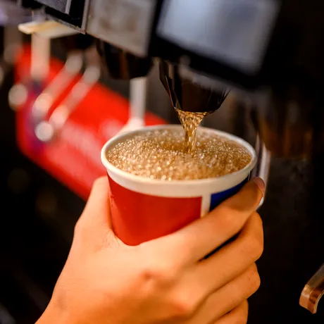 Băutura care îți subțiază și rărește părul. La ce să renunți, de fapt, ca să nu mai folosești pastile. „Stimulează și secreția de sebum”