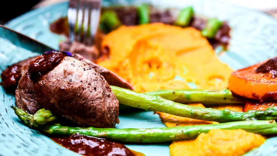 Piept de raţă cu piure de morcovi şi sos cu portocale