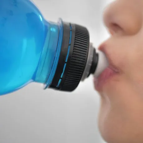 O fetiță de 13 ani a murit după ce ar fi consumat zilnic energizante. Medicii lansează un avertisment dur