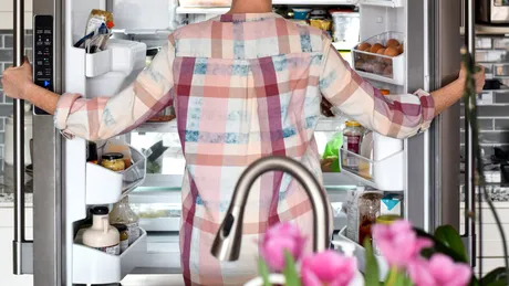 Cum îndepărtezi mirosul neplăcut din frigider: un singur produs din bucătărie poate face minuni pe termen lung