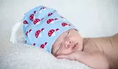 De ce nu e bine ca bebelușul să doarmă cu căciulița pe cap. Avertismentul medicilor: Temperatura prea mare din cameră poate duce la sindromul morții subite a sugarului