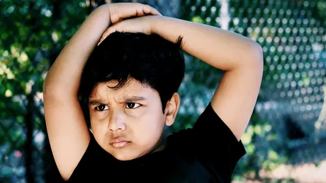 Când copiii își fac singuri rău – Ce se ascunde în spatele comportamentului auto-agresiv și ce pot face părinții