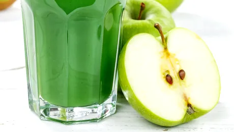 Sucul verde care te scapă de gaze la stomac. Ai nevoie de 4 ingrediente!