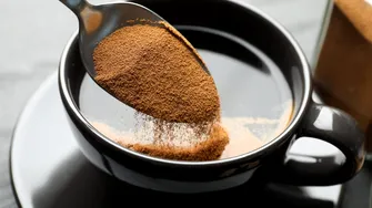 Ingredientul pe care tot mai mulți îl pun în cafea pentru a reduce balonarea și inflamația