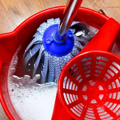 Așa îți distrugi parchetul fără să știi! Metoda corectă de curățare