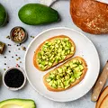 Ingredientul simplu care face un toast cu avocado mult mai gustos. Trucul recomandat de pasionații de gătit