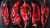 Greșeala pe care o comit majoritatea românilor când fac salată de ardei copți. Din acest motiv se strică gustul afumat și dulceața specifică obținută prin coacere