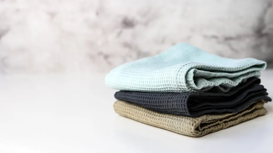 Cum să ai prosoape de bucătărie fără pete și fără miros neplăcut: trucuri simple și eficiente