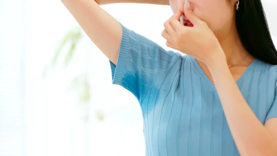 De ce transpiră și miros urât axilele? Cauze și soluții