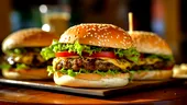 Cum să faci burgerii congelați de 10 ori mai gustoși, în 2 minute